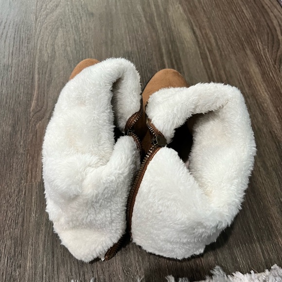 Maurices tan, fur lines boots 6.5 - Picture 3 of 4
